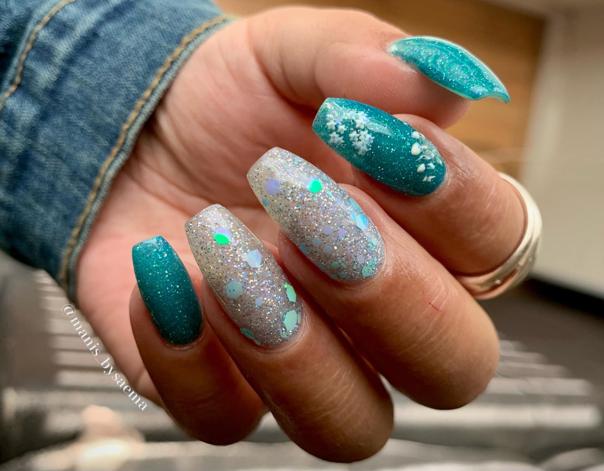 Blue glitter dip powder