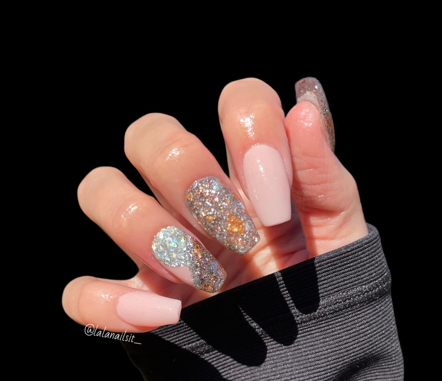 Black and gold glitter dip powder